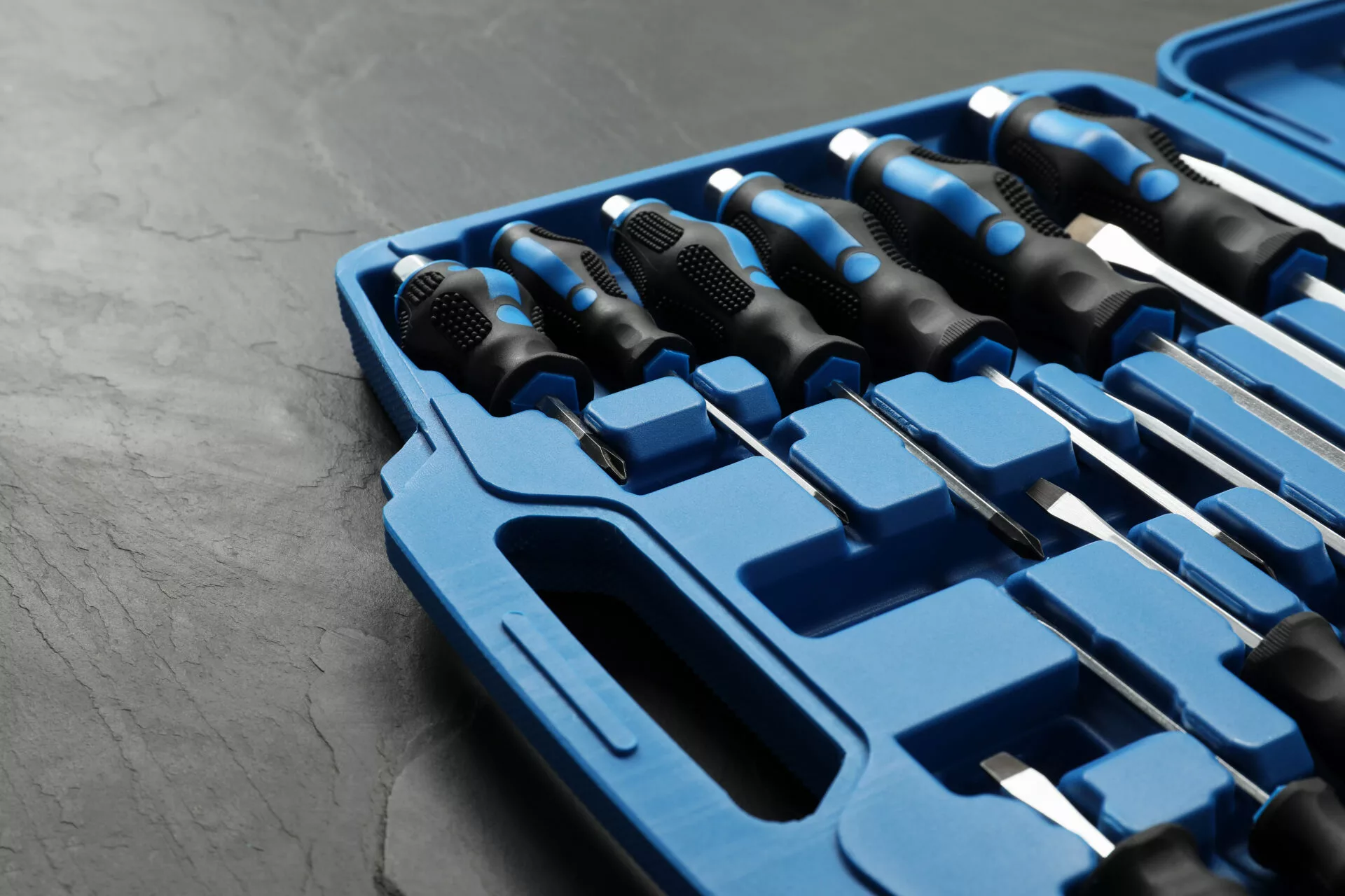 Schraubendreher-Set im blauen Werkzeugkoffer – geeignet für Arbeiten bei der Fettabscheider Wartung.